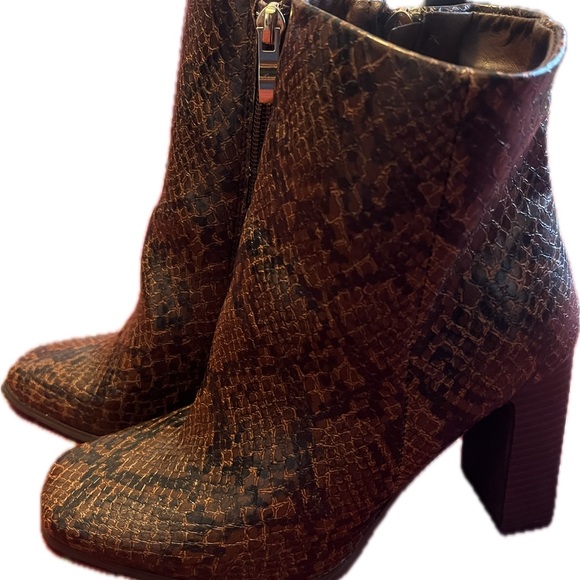 Snakeskin print ankle boots - Picture 6 of 12